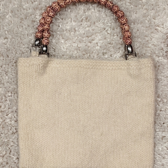 2 One of a Kind Handknit Purses Cream and Salmon with wooden handles - Picture 2 of 7